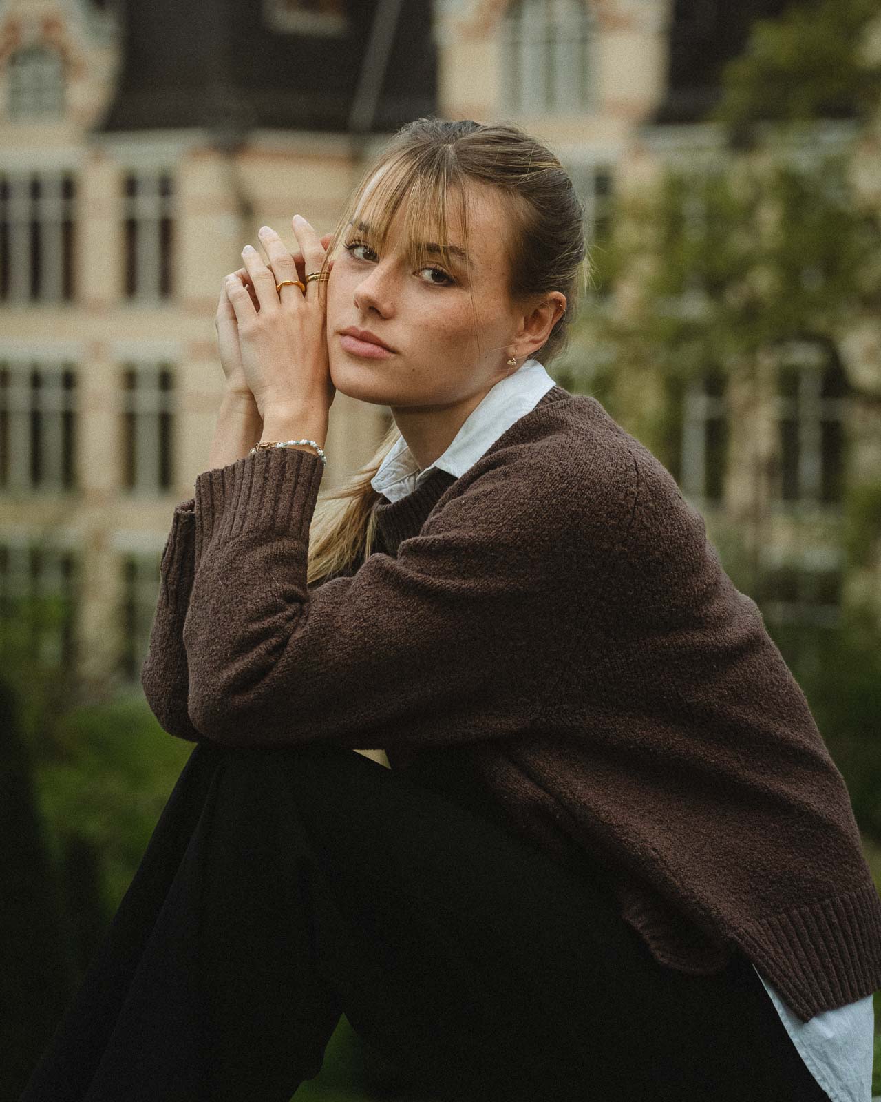 Editorial-Porträt im Dark-Academia-Stil